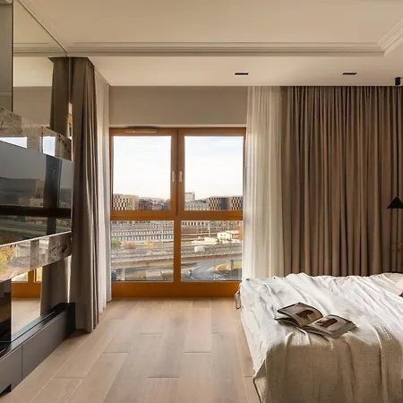 Panoramic Landmark View Center Free Parking