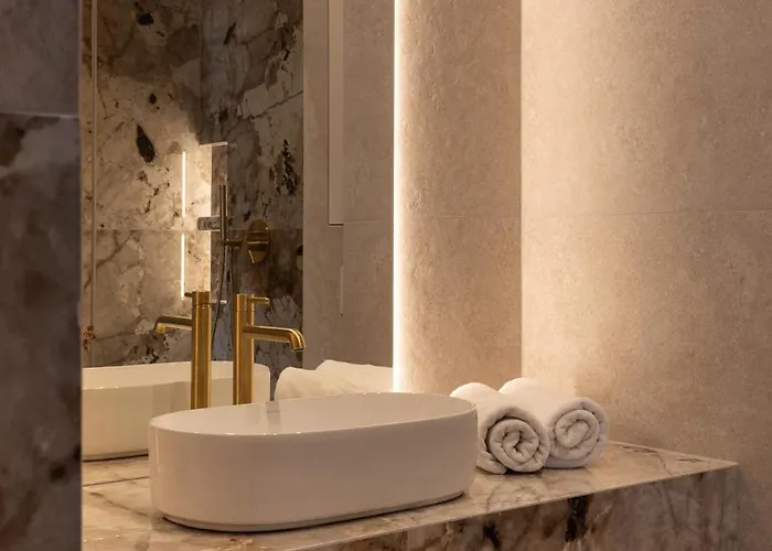 Panoramic Landmark View Center Free Parking *