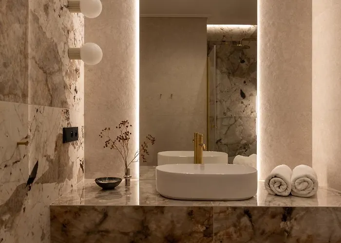 Panoramic Landmark View Center Free Parking *