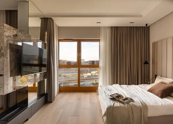 Panoramic Landmark View Center Free Parking